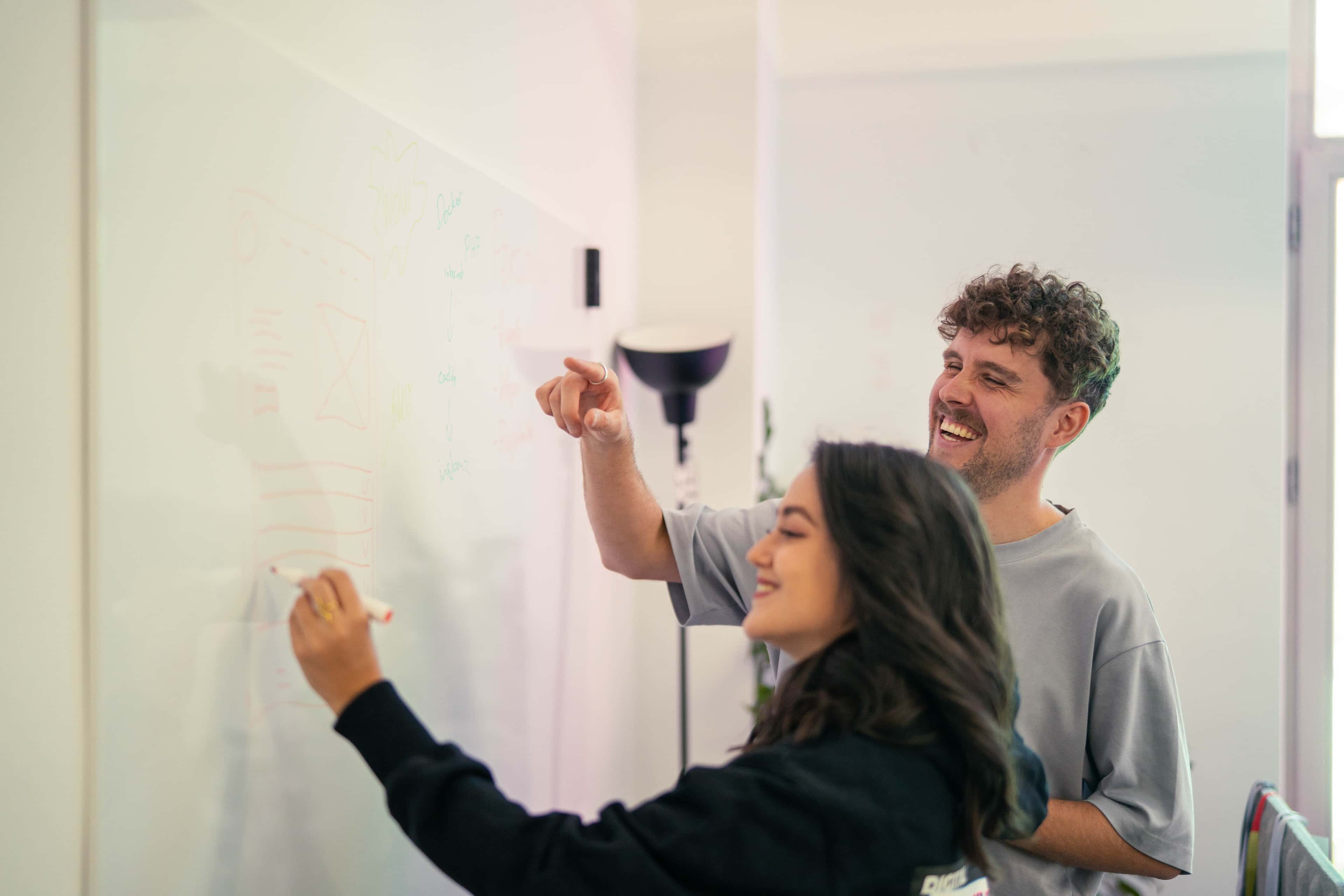 Zwei Mitarbeiter von PHEENETZ arbeiten am Whiteboard