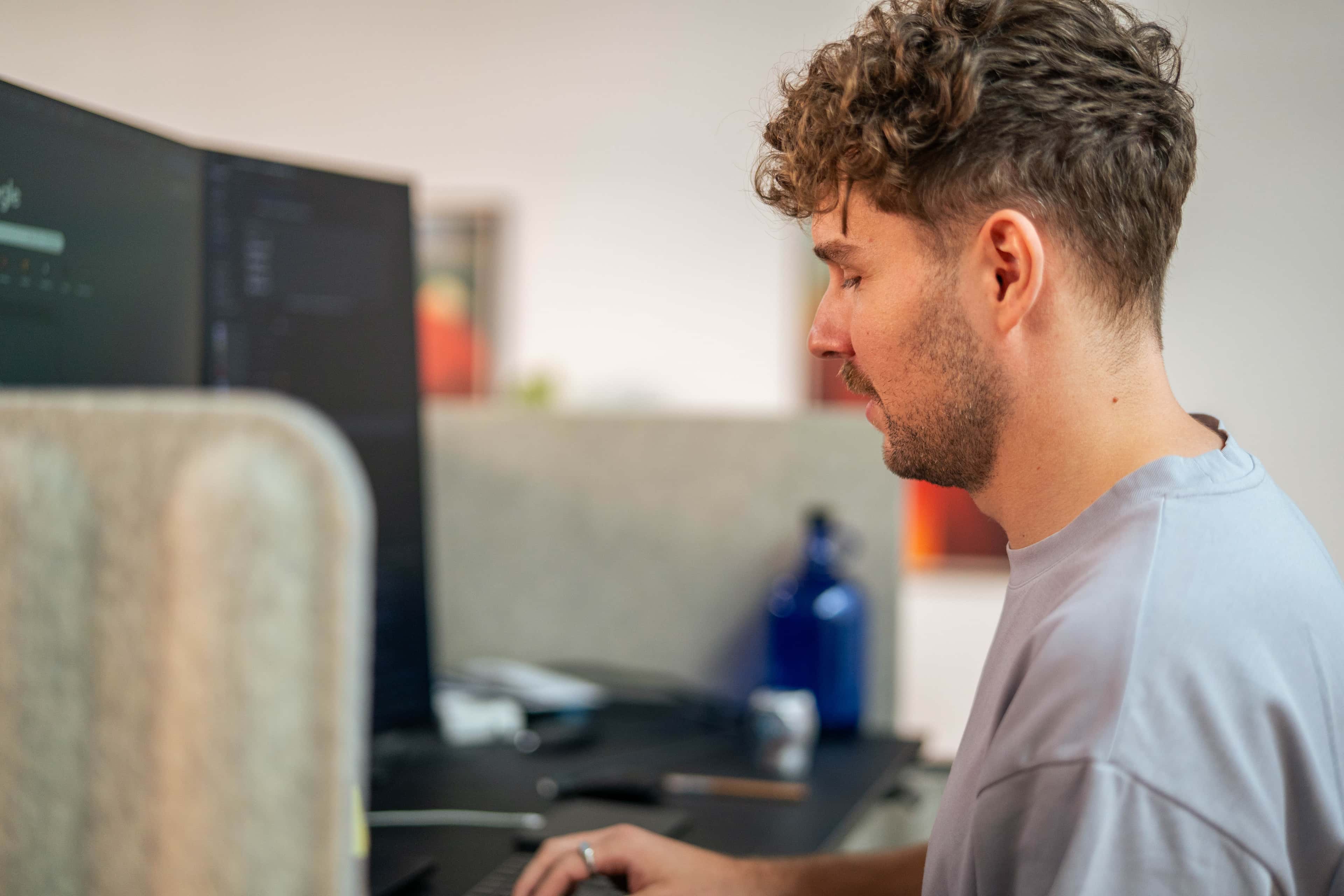 PHEENETZ Mitarbeiter arbeitet an seinem Arbeitsplatz