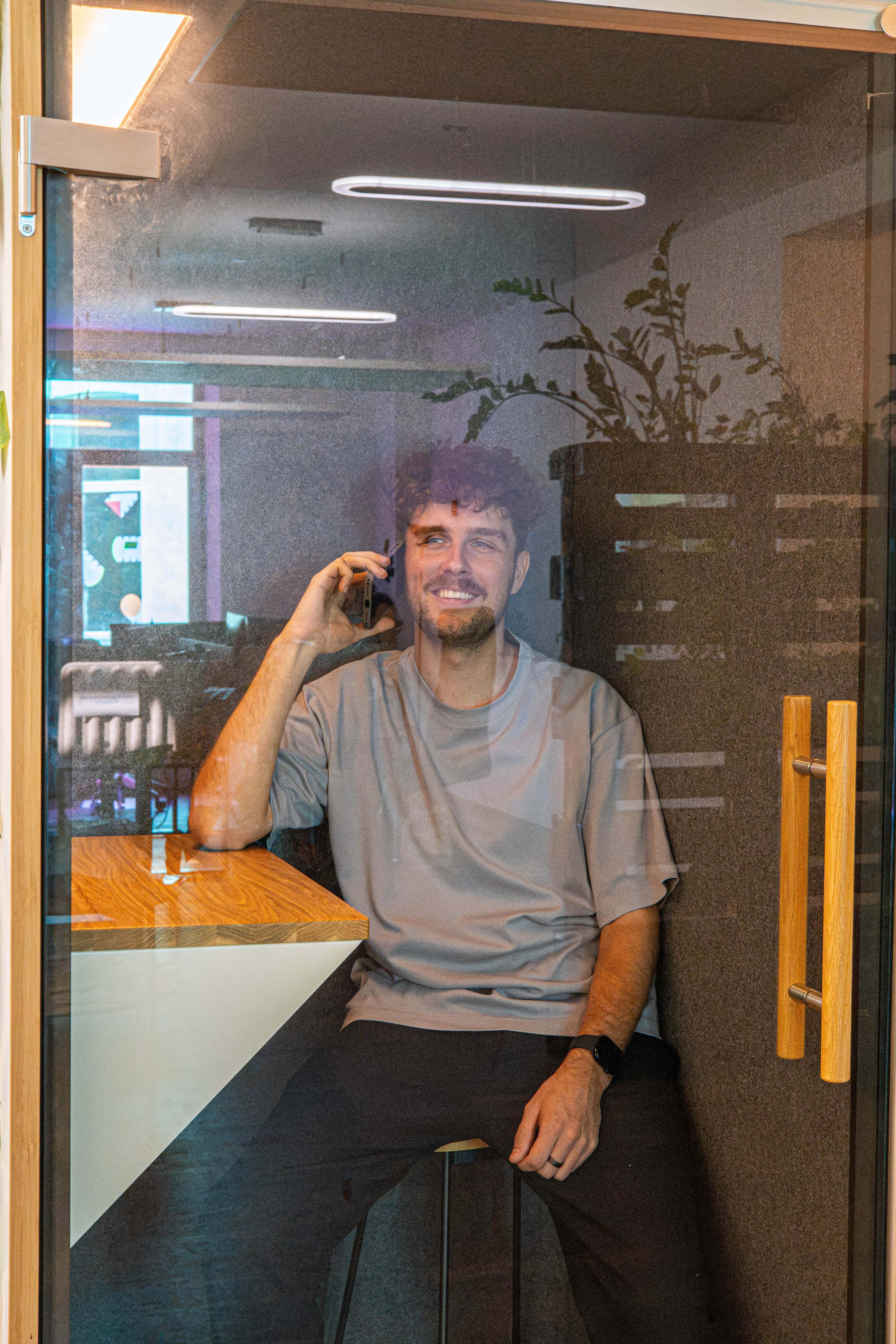 Ein Mitarbeiter von PHEENETZ telefoniert in der Telefonbox